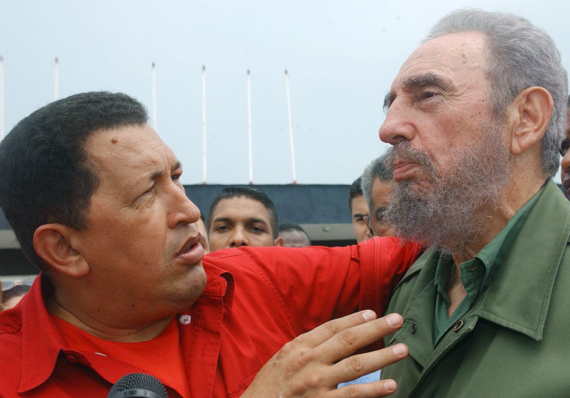 O governo de Cuba decretou três dias de luto pela morte de Hugo Chávez, e declarou "eterna lealdade" a sua memória e seu legado, além de apoio "irrestrito" a sua revolução bolivariana. "Chávez também é cubano. Sentiu em sua carne nossas dificuldades e problemas e fez o que pôde com extraordinária generosidade, especialmente nos anos mais duros do 'período especial'. Acompanhou Fidel como um filho verdadeiro e sua amizade com Raúl foi profunda", assinalou o governo da ilha em uma declaração lida na televisão estatal. Executivo cubano classificou de "dilacerante" a dor de Cuba pela morte de Chávez, ao tempo que expressou suas condolências à família do presidente e "os mais profundos sentimentos de solidariedade" ao povo venezuelano
