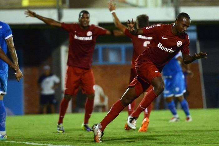 Zagueiro Jean marcou dois e foi o destaque do Colorado
