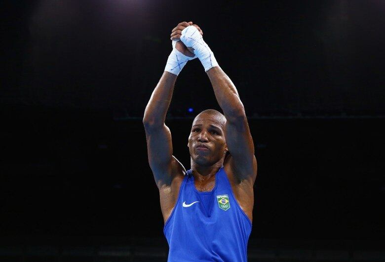 Nada disso, porém, o impedia de ajudar em casa. Todos os dias ia para a feira de São Caetano de Boa Vista para montar a barraca de frutas e verduras de sua mãe. Ia para a escola e após o término das aulas, voltava para a feira para desmontar a barraca de sua mãe. Essa era apenas uma das tarefas que Robson exercia. Já foi carregador de compras, vendedor de picolé e ajudante de pedreiro