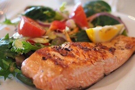 Não adianta compensar o fim de semana com salada na segunda