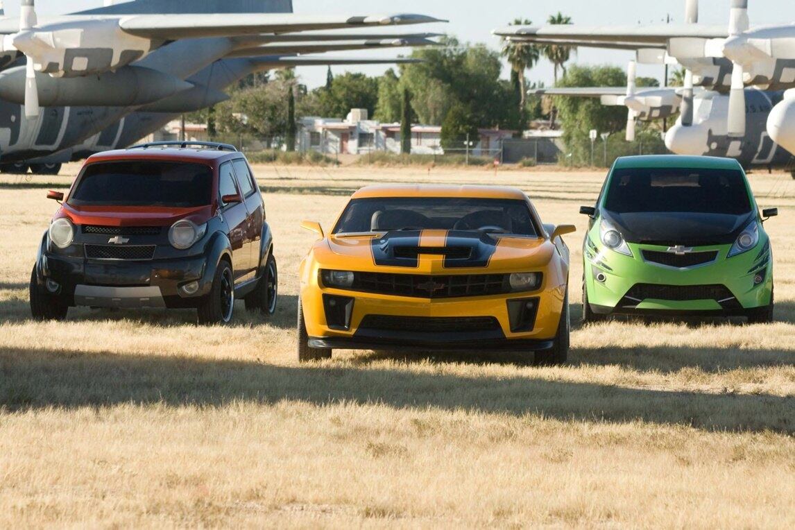 Transformers 4 irá abandonar a história da trilogia original (protagonizada pelo ator Shia LaBeouf) para iniciar outra trama, que também deverá produzir outras duas continuações. Em comum entre as continuações estará o uso constante de modelos da Chevrolet, que detém um contrato de patrocínio com os produtores
