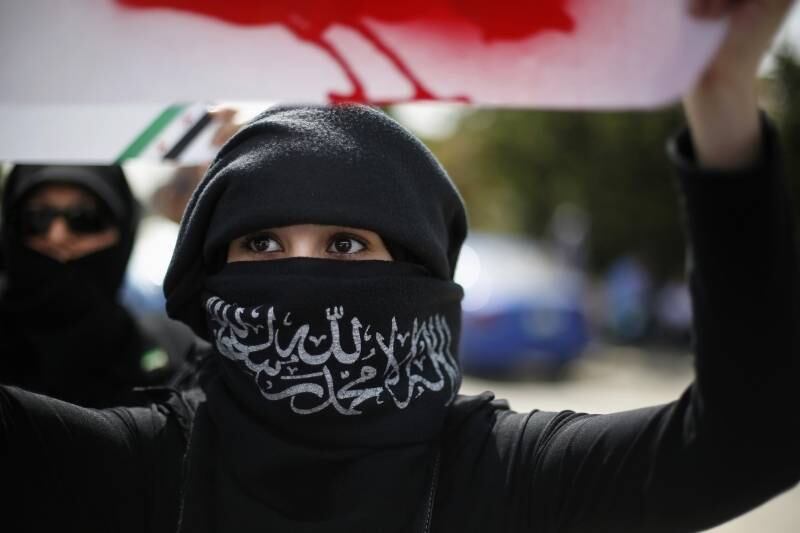 Mulher síria residente na
Jordânia participa de manifestação contra o presidente sírio Bashar al-Assad e contra as
eleições presidenciais sírias em frente à embaixada da Síria em Amã, capital da
Jordânia