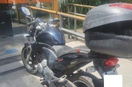 Homens roubaram a moto de um policial militar