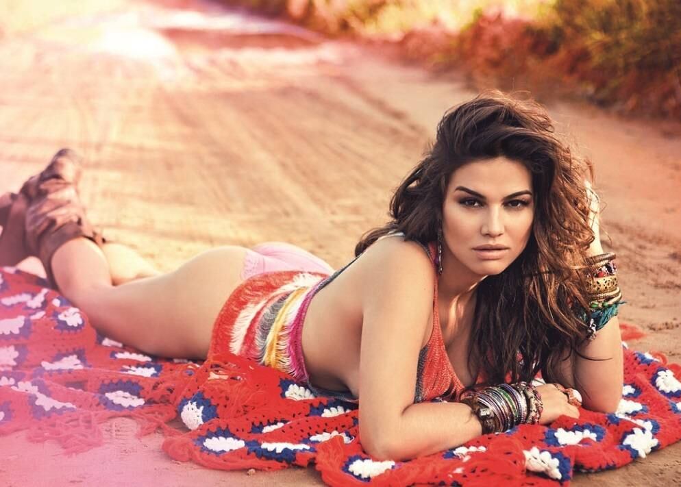 A atriz, de 32 anos, conta que está solteira e namorando “o
trabalho”. Em ensaio para a revista, que chega às bancas nesta terça-feira
(14), ela aparece seminua