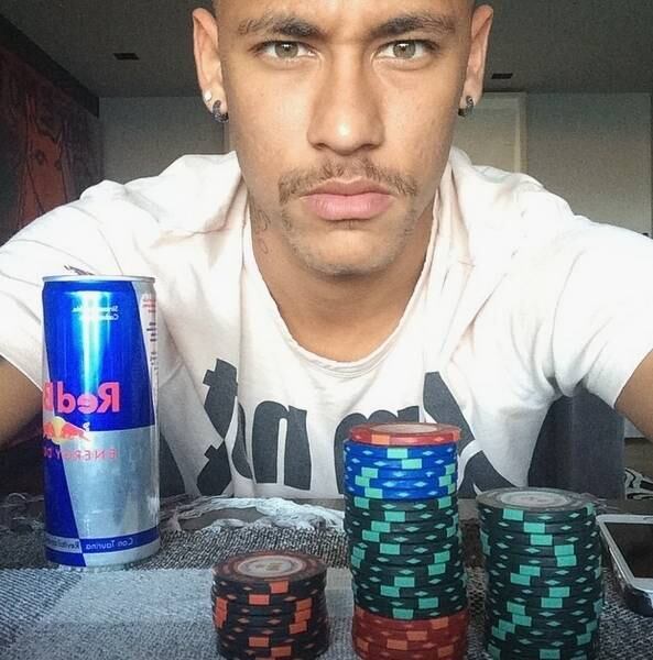 A lesão da coluna já está curada! Isso significa, entre outras coisas, que Neymar já está liberado para "namorar"! E já sabemos que o craque é bem saidinho com as garotas! Portanto, este é o sexto motivo para o craque voltar a curtir a vida sem peso na consciência...