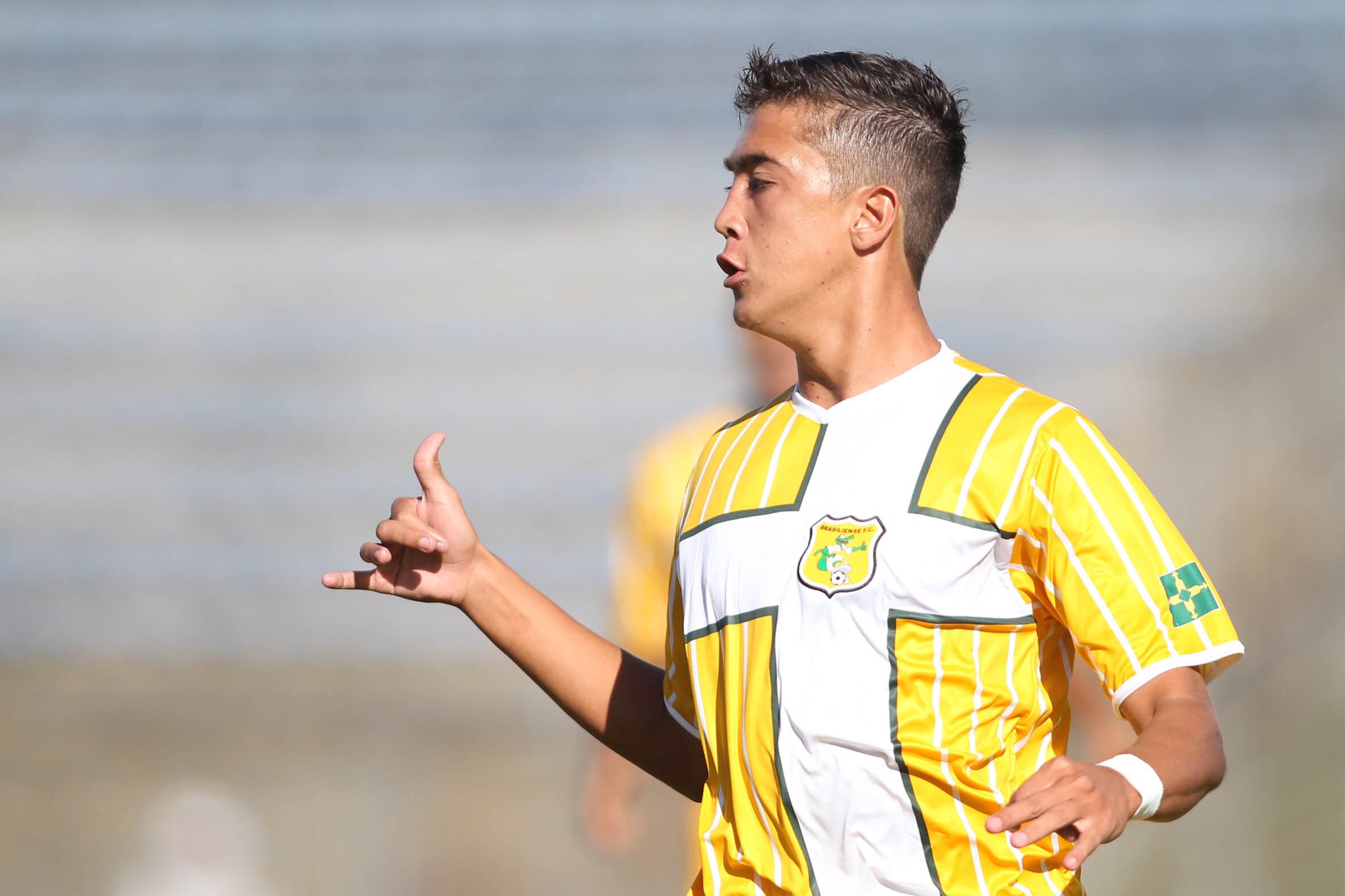 Atacante igual ao pai, Romarinho foi formado nas categorias
de base do Vasco, mas com poucas chances por lá, se transferiu para o
Brasiliense. No entanto, as poucas atuações do atleta no mundo do futebol
continuaram
