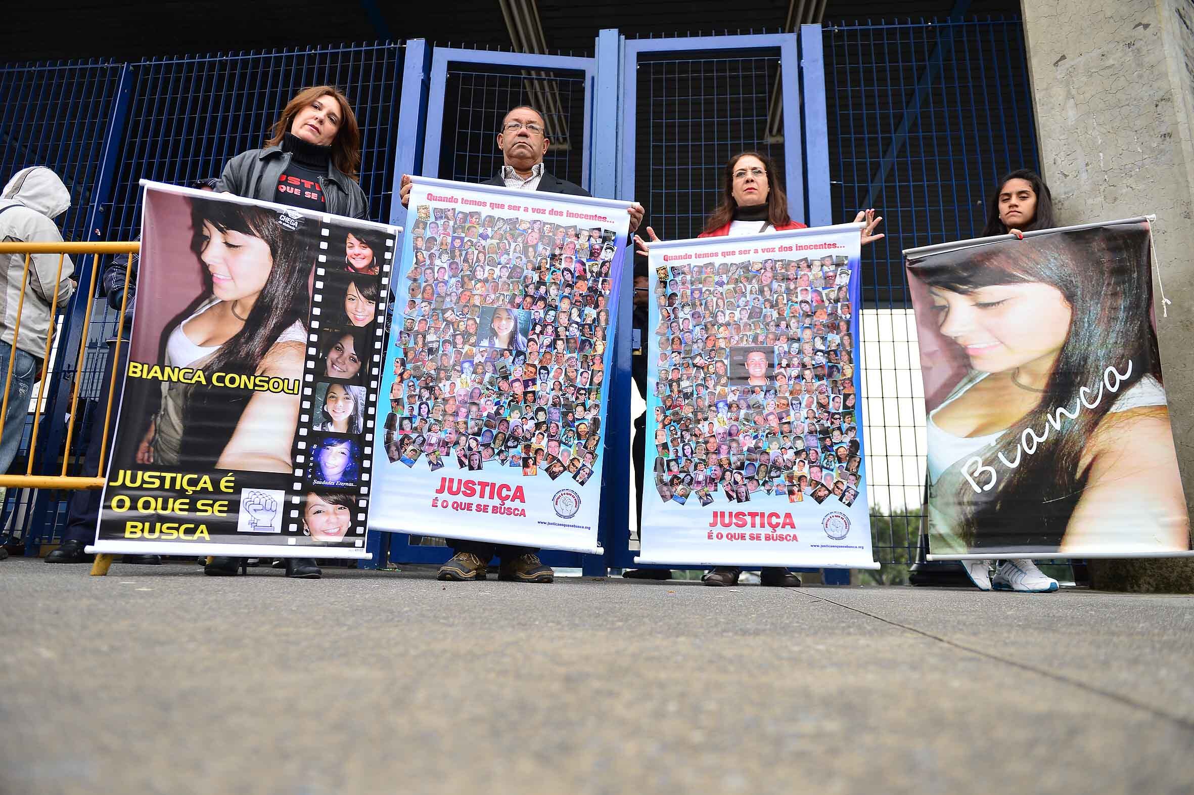 Entre as provas que devem ser apresentadas nesta terça-feira está o laudo pericial que atesta ser o DNA da pele encontrada debaixo das unhas de Bianca compatível com o sangue que estava na calça jeans apreendida na casa do motoboy, Sandro Dota. Leia mais