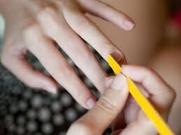 Para trabalhar como manicure, pedicure, depiladora, designer
de sobrancelhas, e decoradora unhas. A função exige que o profissional já tenha
trabalhado nas áreas e tem remuneração de R$ 1.200