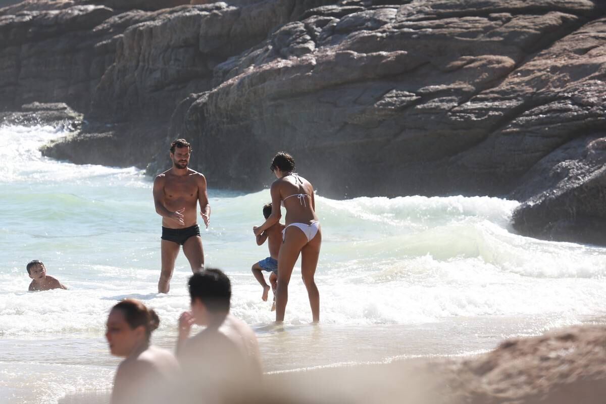 Sophie Charlotte e Daniel de Oliveira se divertem em praia com a família
