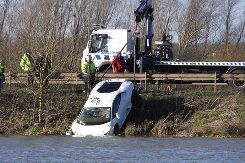 O cupê, em questão, tinha apenas uma semana de uso. Obviamente teve perda total, pois ficou submerso por sete dias, até emergir puxado por um guindaste. Ninguém saiu ferido no acidente
