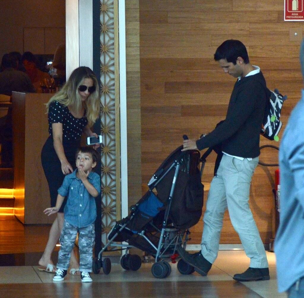 A atriz escolheu uma sapatilha para o passeio