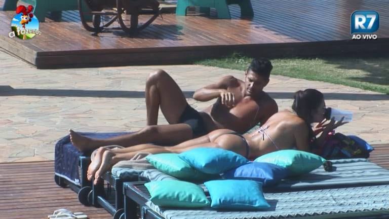 O peão admirou o corpo da namorada e fez um comentário, brincando, sobre seu bumbum

+ Quem você quer que continue na Fazenda? Clique aqui e vote quantas vezes quiser
+ Peoas dizem ficar constrangidas com namoro de Débora e Marlos
+ Peoa detona Darlos: "Ele é doente. Não vai dar certo lá fora"
+ Marlos diz que Débora estava inchadinha

