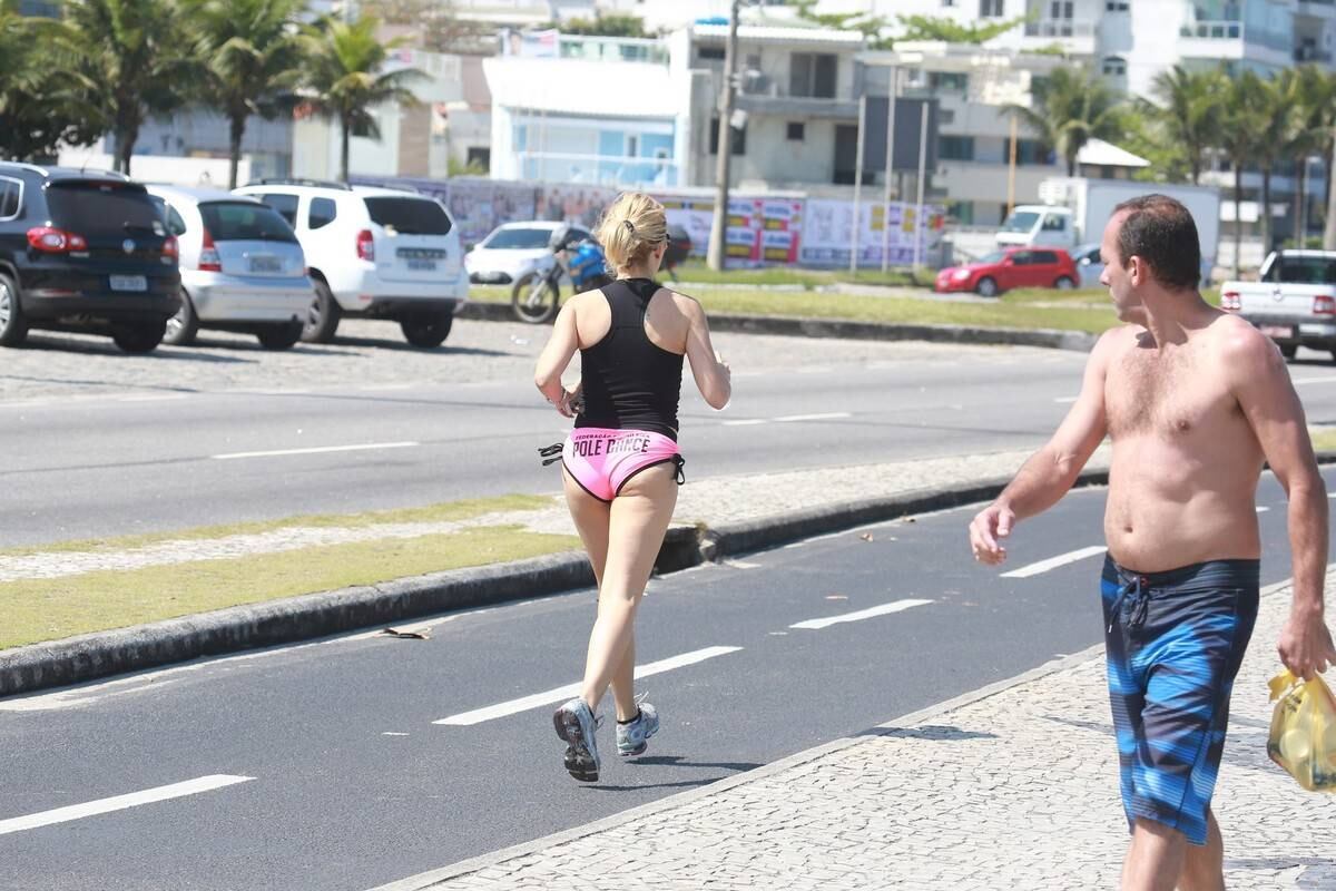 Antônia Fontenelle correu de shortinho nesta terça-feira (2)