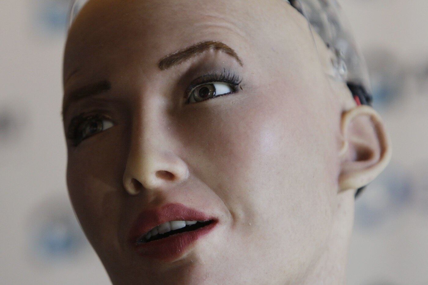 
Sophia a robô participou do
congresso Andicom, em Cartagena, na Colômbia, nesta sexta-feira (31). Segundo a organização, a palestra durou cerca de uma hora e tratou da relação dos homens com as máquinas

*Estagiária do R7, com supervisão de Pablo Marques*