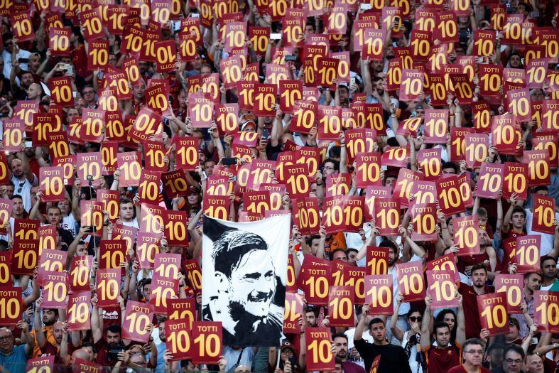 Nas arquibancadas, torcedores exibiam um cartaz com o nome e o número do eterno capitão