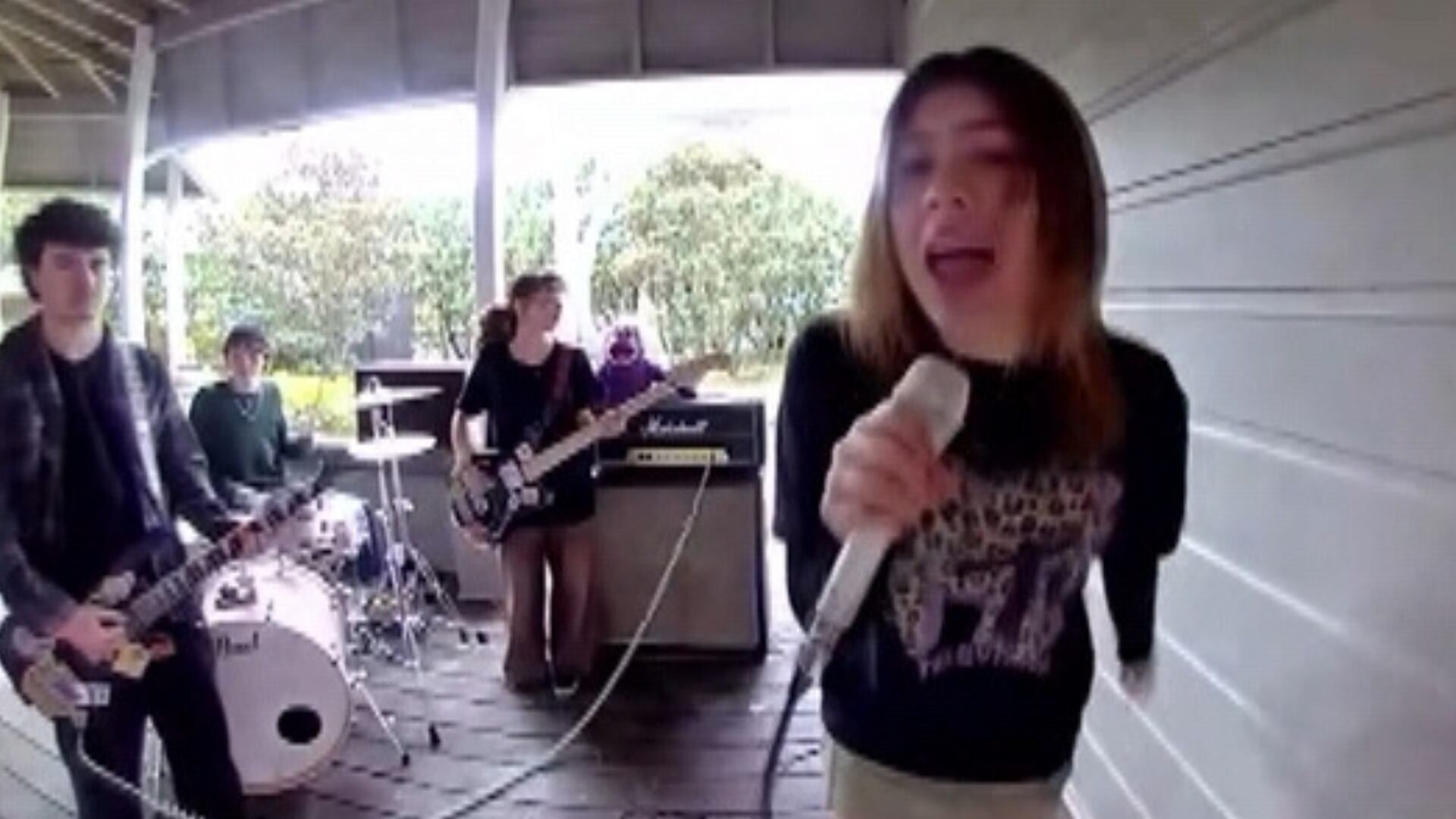 Jovem de 14 anos viraliza por criatividade ao gravar clipe com câmera de segurança do vizinho