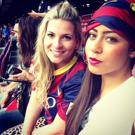 Rafaella também prestigia o irmão. Em partida do craque pelo Barcelona, a bela se vestiu com as cores do time catalão e foi ao Camp Nou torcer