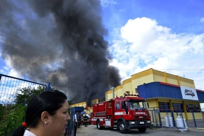 Os bombeiros precisaram interditar a avenida Getúlio Vargas, sentido Dutra, e a rua Coluza