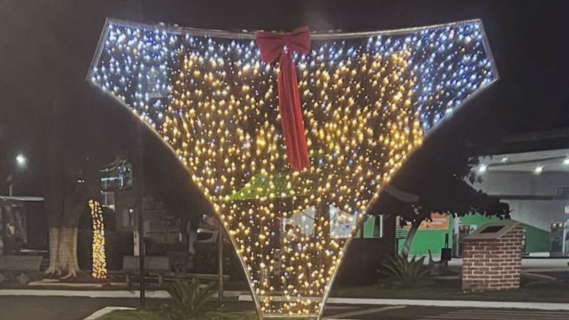 “Calcinha” iluminada em decoração de Natal gera polêmica em Monte Belo, no Sul do estado