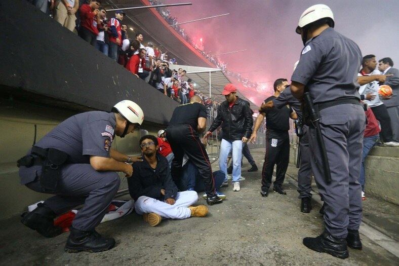 Grade do Morumbi cede e torcedores caem no fosso