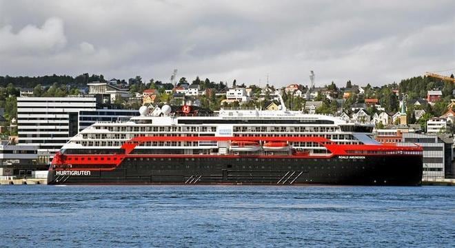 Vista geral do navio de expedição MS Roald Amundsen em um cais