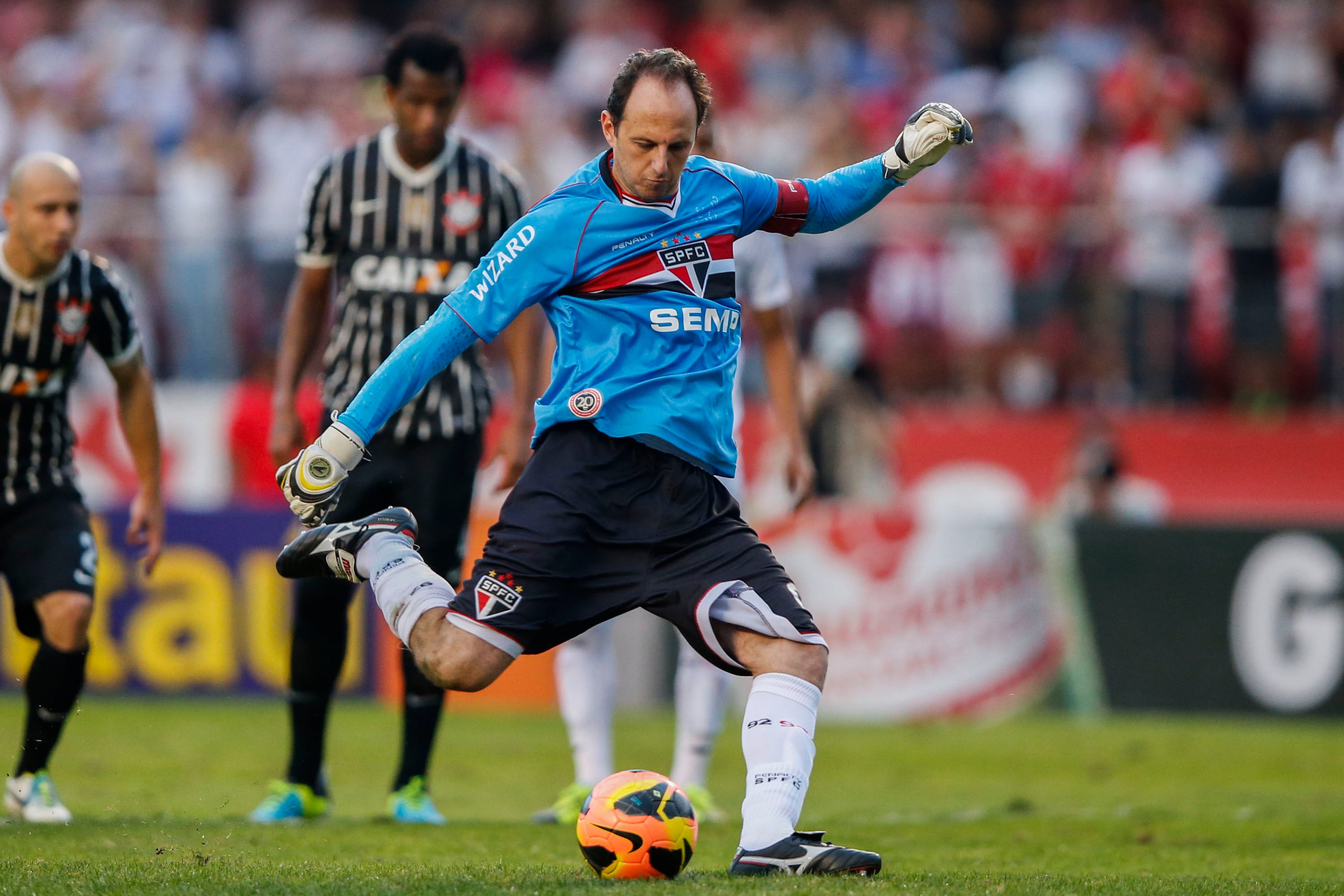 Como gosta de controlar a equipe, ele se elegeu para cobrar
pênaltis quando não deveria e foi muito criticado. E, mesmo assim, continua
sendo o maior goleiro-artilheiro da história