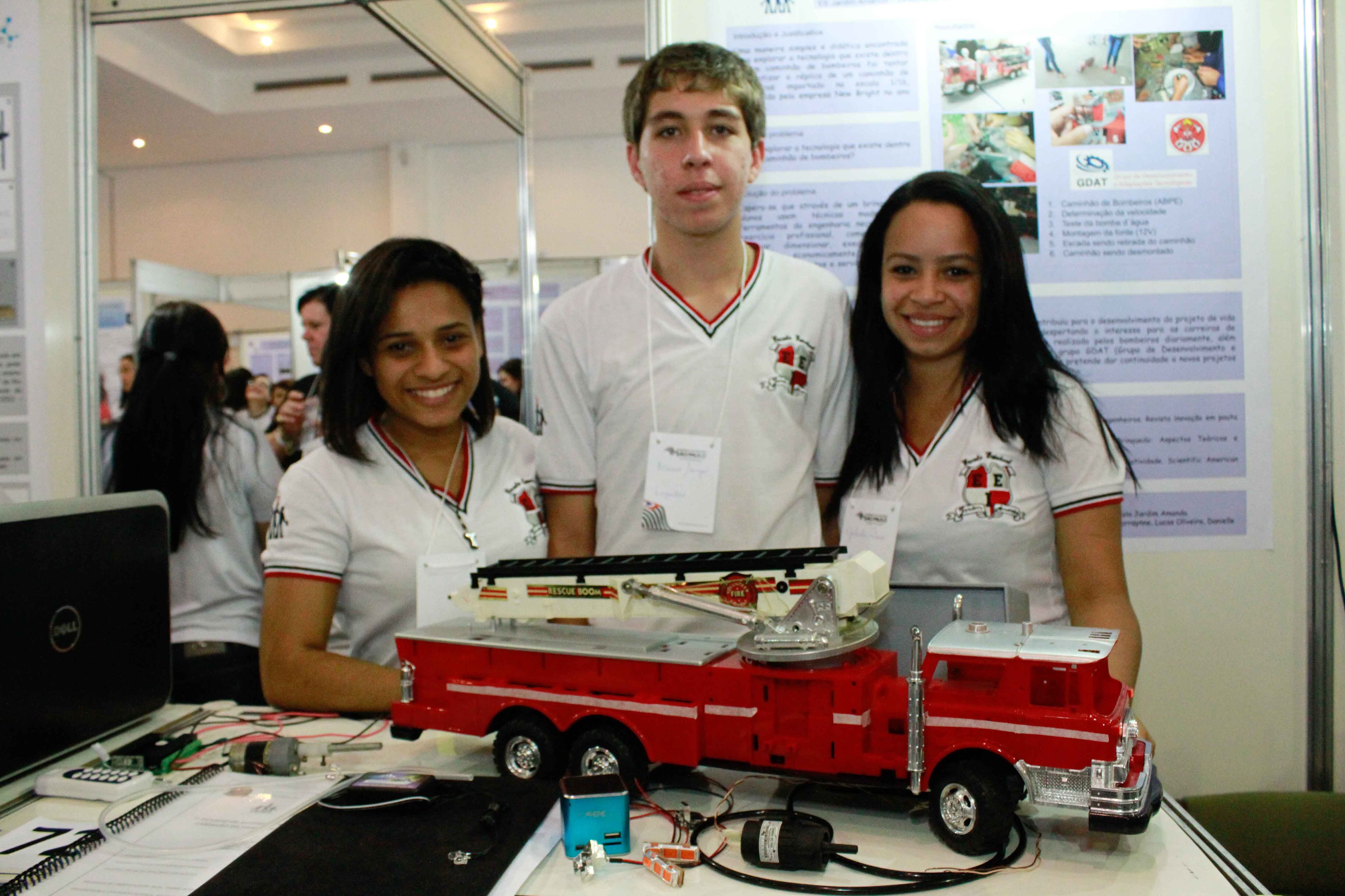 Caminhão de Bombeiros 

Os estudantes Nicácio Machado de Souza, Fernanda Maria Vieira e Gabriela Cardoso Ribeiro, todos da escola Jardim Amanda, de Sumaré, tiveram a ideia de automatizar uma miniatura de caminhão do Corpo de Bombeiros de 1988. 


O protótipo faz movimentos como o subir e descer da escada 


