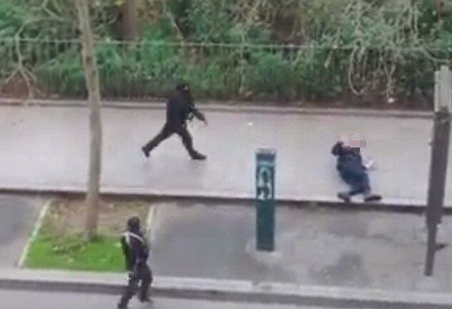 Os irmãos Cherif e Said Kouachi alegaram ter agido em nome do grupo terrorista Al Qaeda para se vingar das diversas publicações do jornal que satirizavam Maomé, profeta muçulmano
