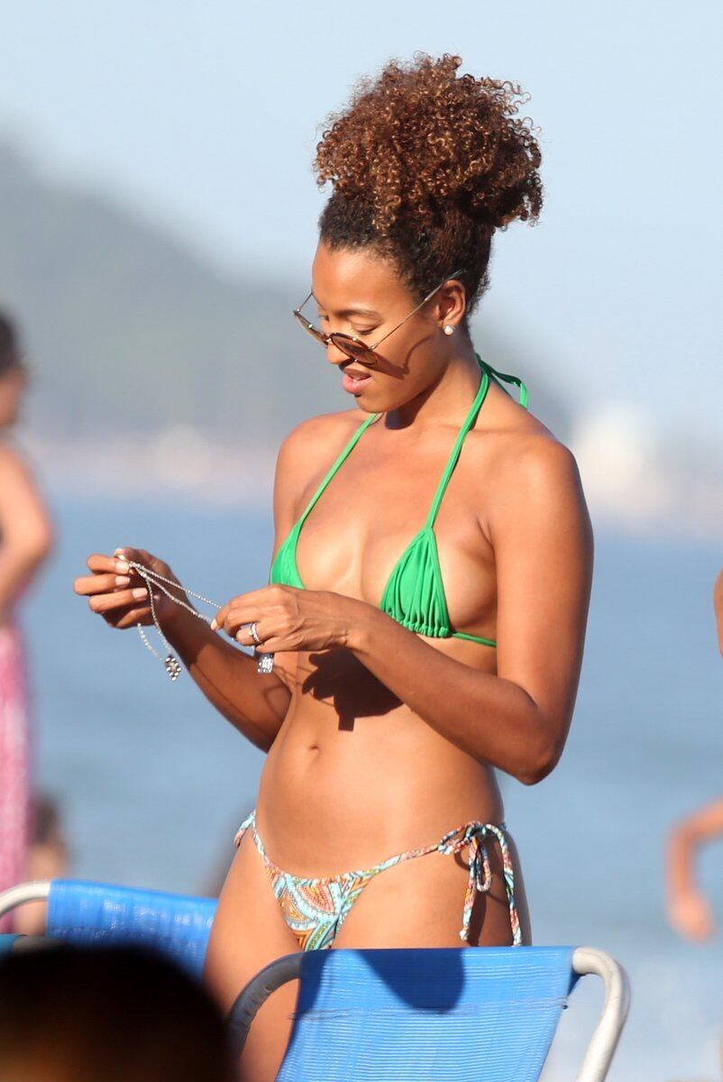 Sheron Menezes resolveu aproveitar o domingo indo a praia do Leblon, no Rio de Janeiro. A atriz mostrou toda a boa forma usando um biquíni pequeno 