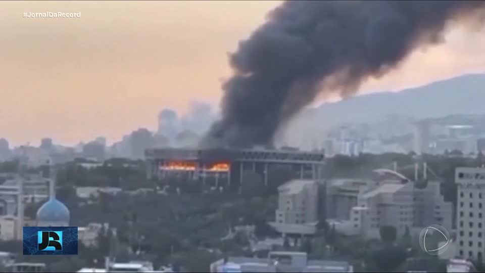 Novas ondas de ataques marcam o quarto dia de confronto entre Israel e Irã