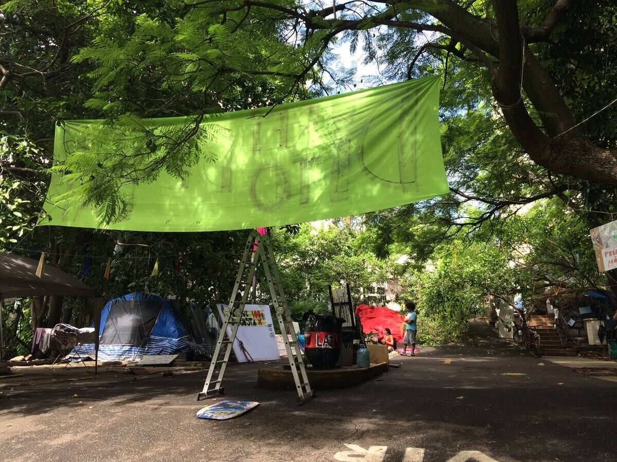 Grupo se divide para organizar tarefas no acampamento