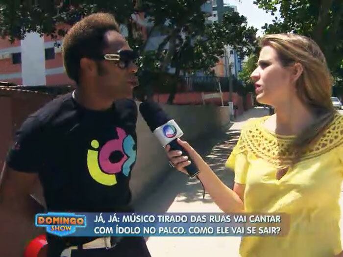 O cantor ainda disse que entendeu o encontro com Leandro como um chamado divino e elogiou: "Quando eu olhei pro Leandro, Ele [Deus] disse: 'Esse é o
teu filho. Cuida dele!’. Através das minhas canções, ele [Leandro] se
aproximava de Deus... Esse cara é sensacional, tem a voz maravilhosa. Ele é um
cara que tem um coração maravilhoso!" 


+ ASSISTA: Sonho realizado! Músico tirado das ruas canta ao lado do ídolo no Domingo Show

+ Aproveite e confira as matérias do programa Domingo Show

+ Já curtiu a página do Domingo Show no Facebook? É só clicar!

+ Siga o Domingo Show no Twitter e receba todas as notícias do programa