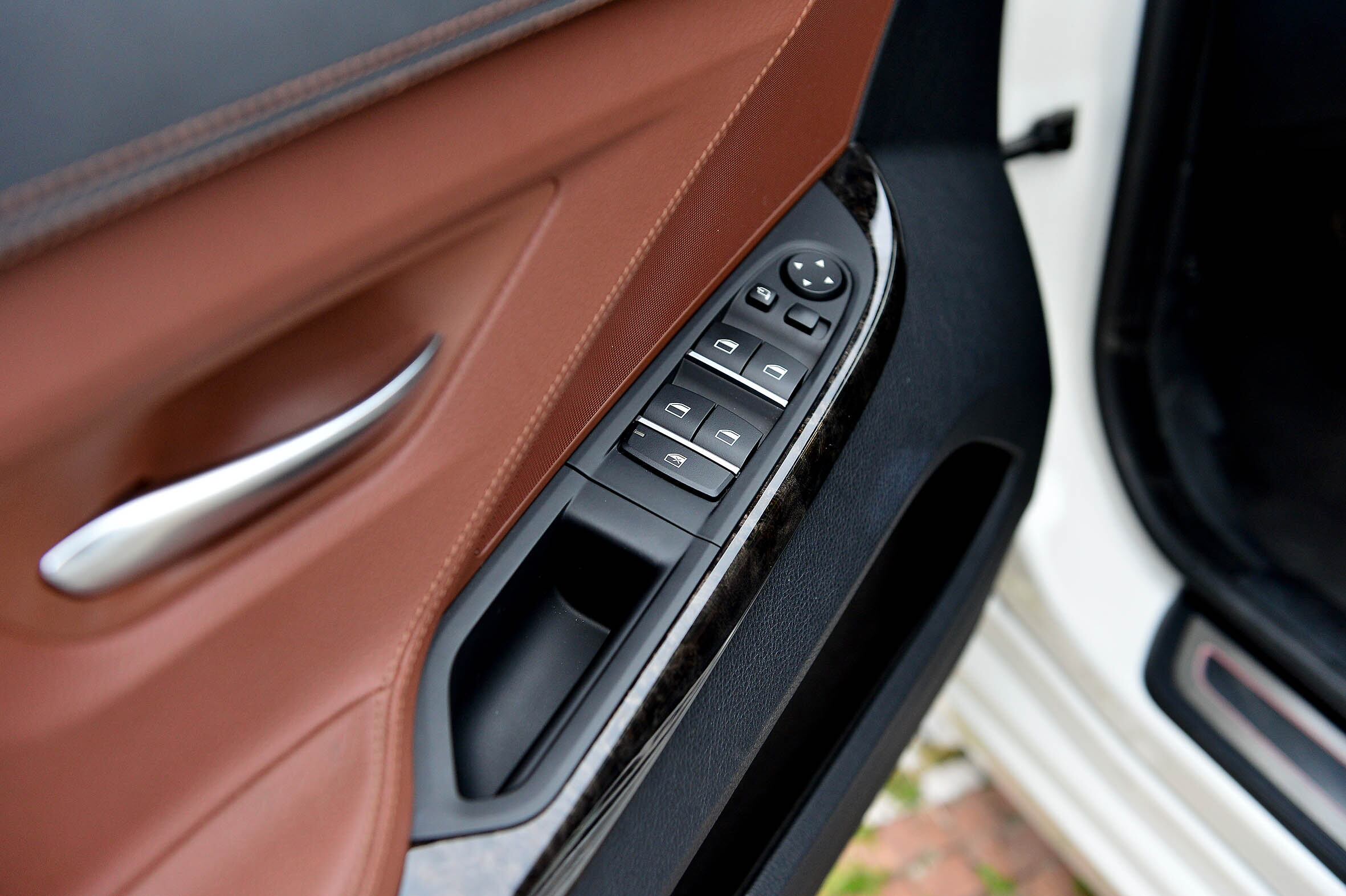 Os puxadores das portas e outros elementos da cabine são feitos de alumínio