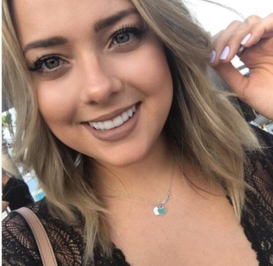 Carol Dantas, mãe do filho do craque Neymar, é um verdadeiro fenômeno nas redes sociais. Em sua nova publicação, a gata apostou em um clique "simples" ao primeiro olhar, mas que "lacrou" o Instagram. Os olhos da moça e o largo sorriso, ou "sorrisão", segundo um de seus milhões de seguidores, conquistaram o coração dos fãs
