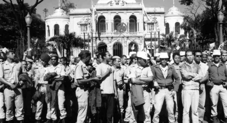 Praças protestaram em frente ao Palácio da Liberdade, em junho de 1997