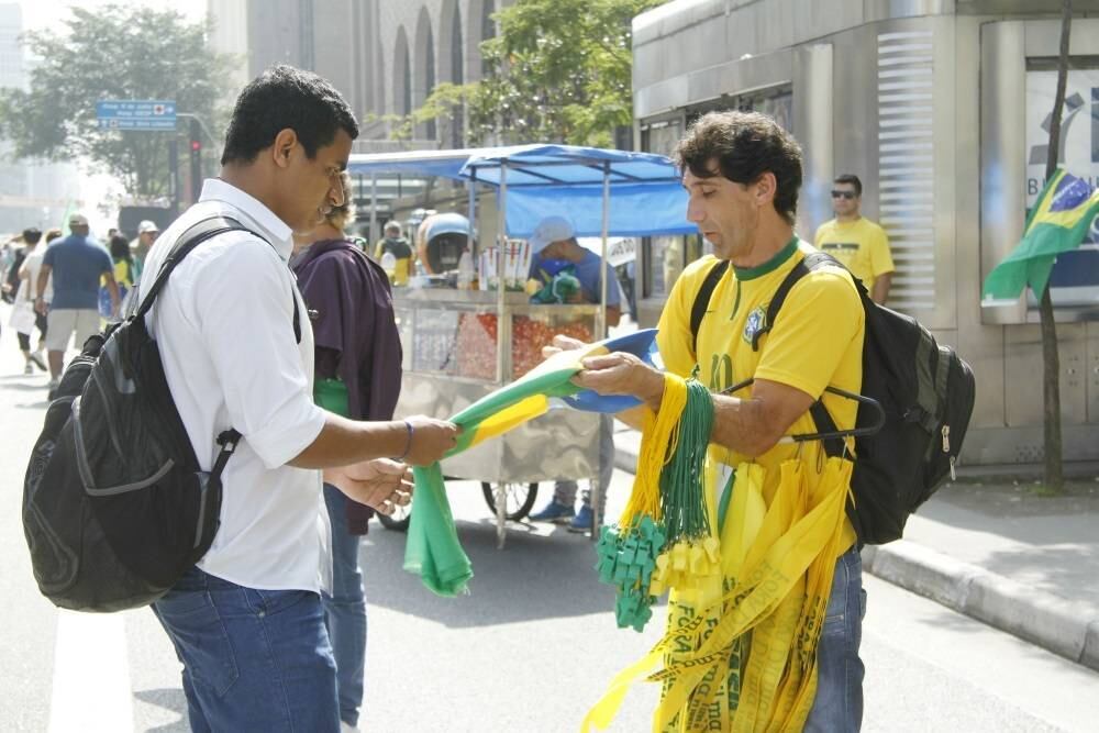Bandeiras, apitos e faixas de cabeça também não poderiam faltar