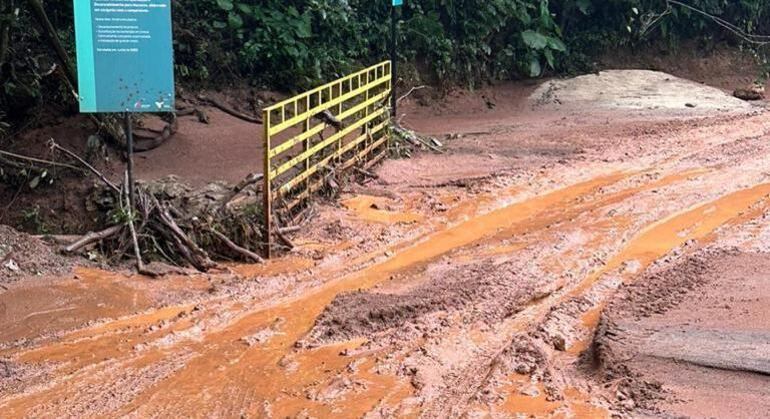 Estragos
dificultavam o tráfego de pessoas e veículos
