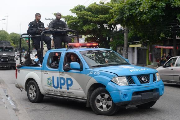 PMs circulam pela Cidade de Deus, após operação no fim de semana