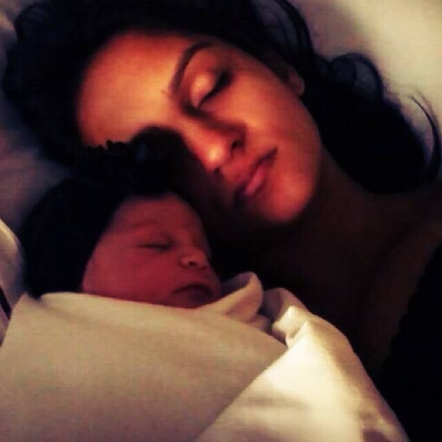 A mãe é toda carinhosa com Lara 