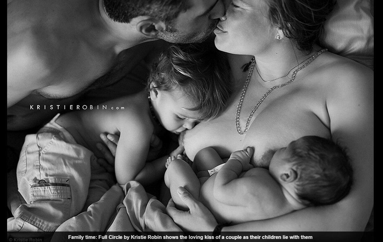 “Círculo completo”, de Kristie Robin, mostra o beijo do casal que segura os filhos

