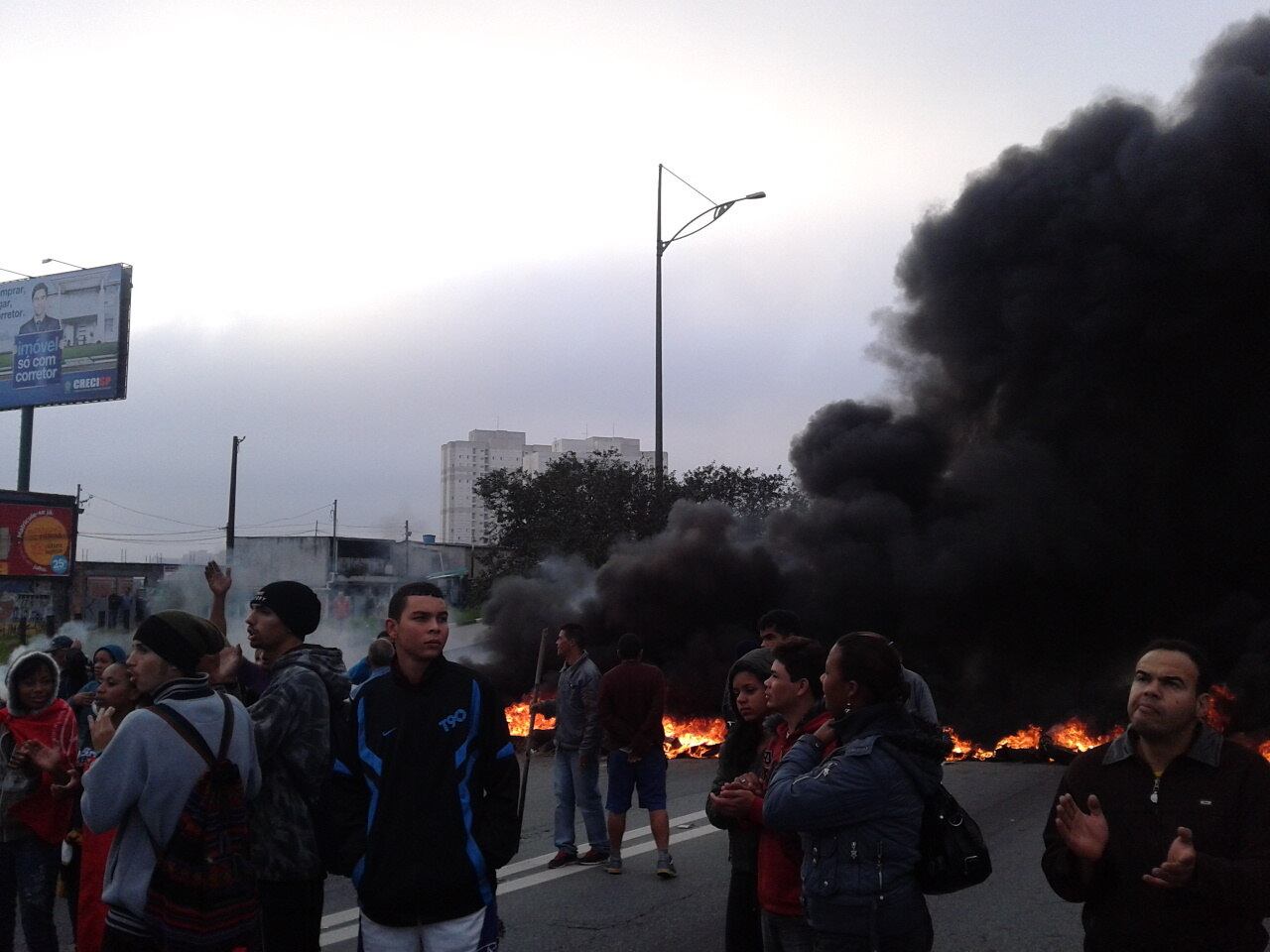 O tráfego na rodovia Anchieta, sentido São Paulo, estava bloqueado por volta das 7h40 desta quarta-feira (19), devido a uma manifestação que acontece no km 23 da via