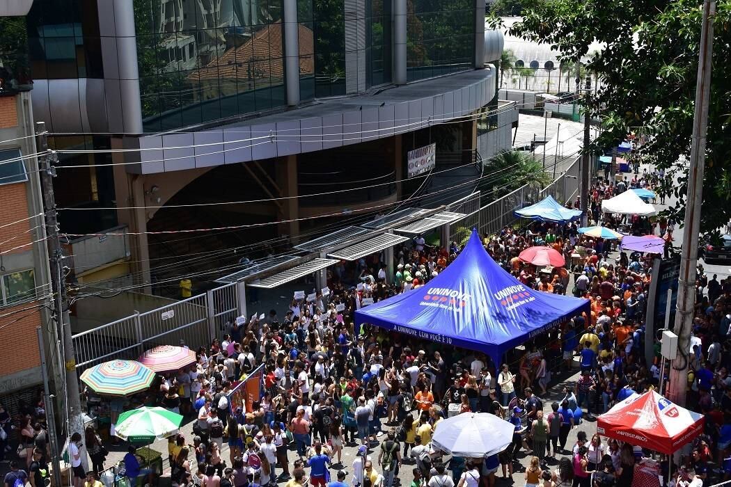 Mais de 5 milhões de estudantes fazem neste domingo (3) a primeira etapa do Enem (Exame Nacional do Ensino Médio) em todo o país. A nota do exame pode garantir vagas em universidades públicas e privadas no Brasil e também em instituições de ensino de Portugal
