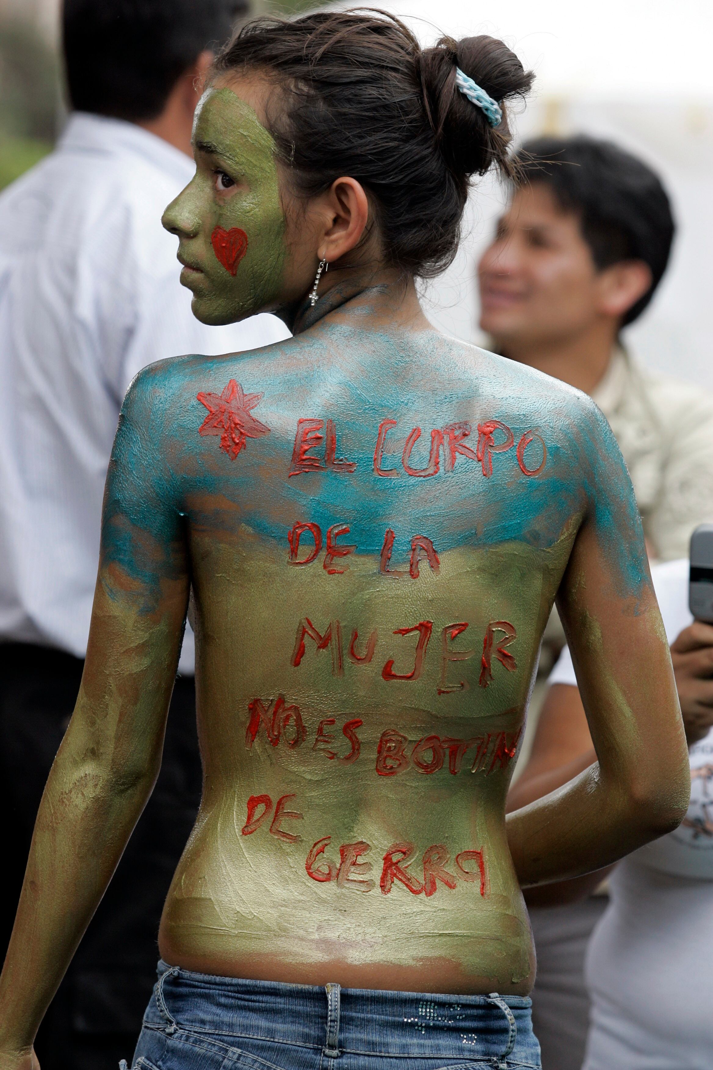 Feminista protesta em Bogotá, na Colômbia