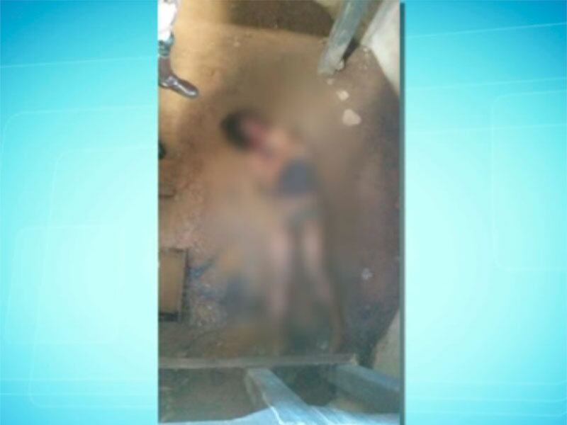 Uma mulher foi encontrada desacordada e amarrada, na manhã de segunda-feira (7), em um fosso de um elevador em obra na passarela na avenida Heitor Dias, na Via Expressa, na capital baiana. Ela também teria sido vítima de estupro, segundo a polícia. A vítima foi encontrada por operários quando chegaram para trabalhar e informou que estava indo para casa, a pé, na tarde de sábado (5), quando foi abordada pelos bandidos