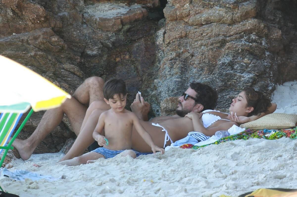 Sophie Charlotte e Daniel de Oliveira se divertem em praia com a família