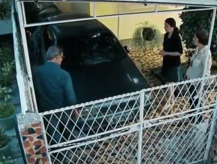 Paula procura o delegado e
diz que ele deve investigar a morte do ex-motorista de Papudo, deixando-o
irritado. O delegado vai até a casa de Amélia e descobre um carro escondido,
com marcas de atropelamento

+ Paula vai para cama com Guido Flores
