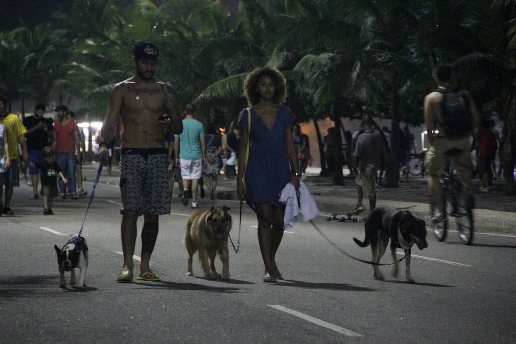 Sheron Menezzenes caminha com namorado e cachorros em Ipanema, no Rio de Janeiro