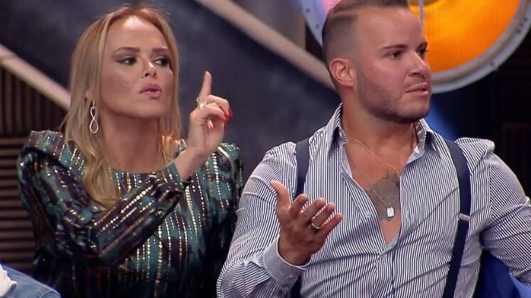 Antes de participarem da atividade ao vivo — no programa da última quinta-feira (22) —, os casais eliminados ficaram confinados em um hotel por causa dos protocolos de saúde estabelecidos durante a pandemia do coronavírus. No entanto, eles deram um 'jeitinho' de levar a famosa treta na mala!
Tudo começou quando Filipe colocou a música de Mirela Janis para tocar no corredor. A dançarina entrou na brincadeira e fez até coreografia. O que era para ser um momento de lazer, se transformou em uma grande confusão! Ela desaprovou um comentário de Nina e Filipe nas redes sociais e foi tirar satisfações com o casal. Os vídeos do quebra-power repercutiram na internet.