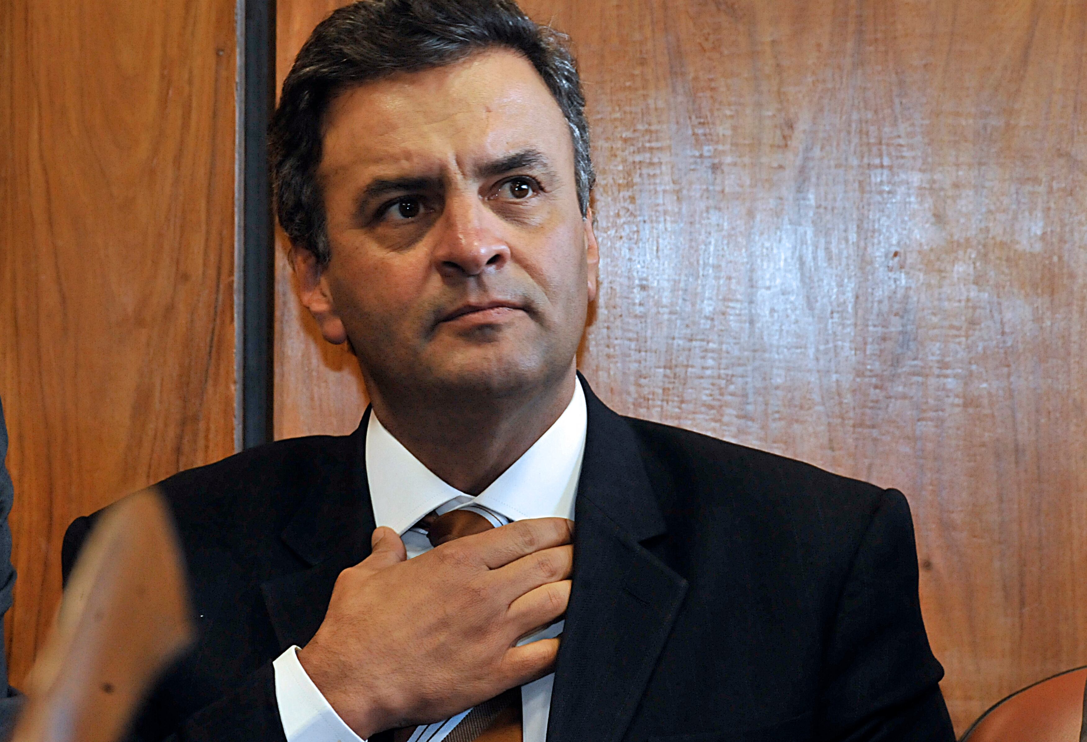 Para Aécio, mudanças deveriam ser para melhorar os ministérios