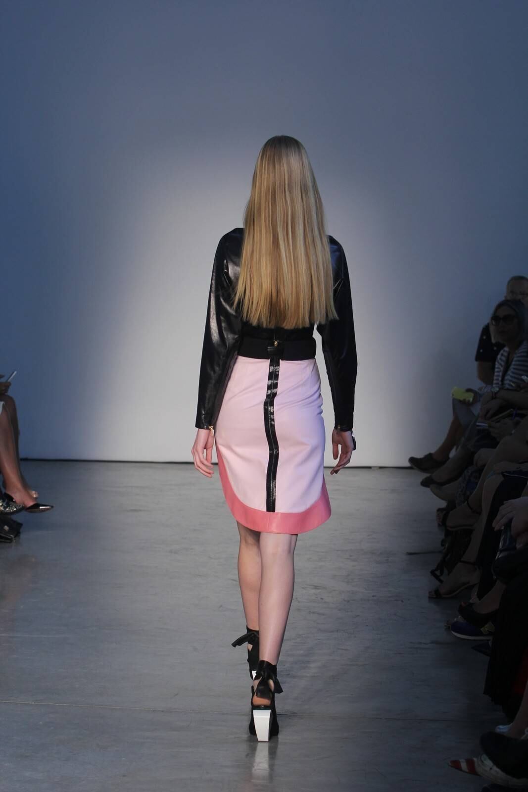 O segundo dia de desfiles da temporada inverno 2015 da São Paulo Fashion Week começou com a coleção do estilista Pedro Lourenço, nesta terça-feira (4). As modelos entraram na passarela após uma hora de atraso e vestiram peças feitas de diferentes materiais, que iam desde os trabalhos com paetês até detalhes com argolas de meta. Além dos casacos e saias que deram um ar sexy à coleção, as sandálias com saltos largos, arredondados e amarrações no tornozelo também foram destaque na passarela